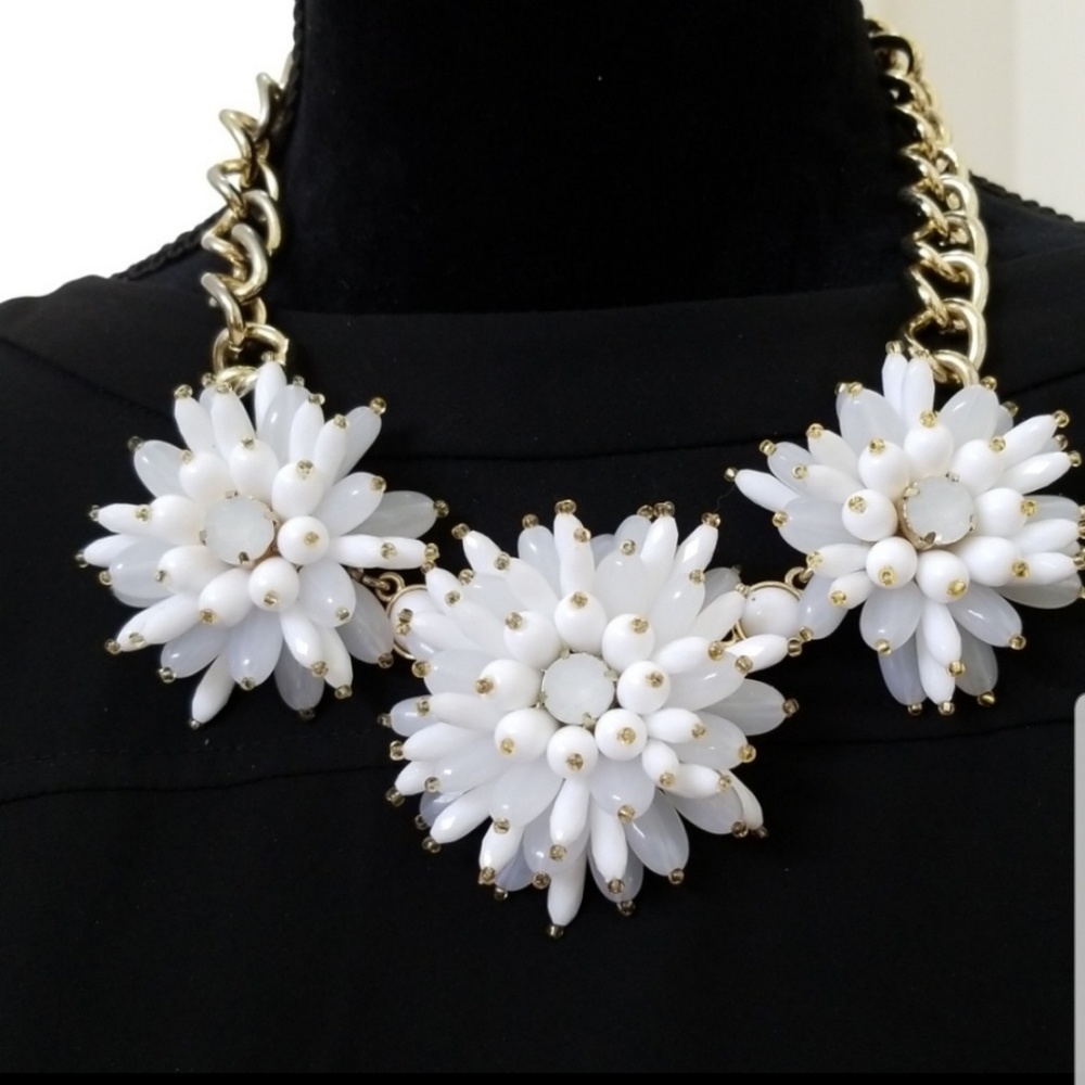 BANANA REPUBLIC White Dahlia Burst Necklace